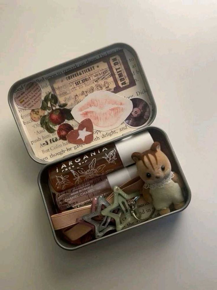 Makeup &amp; Accessories Tin