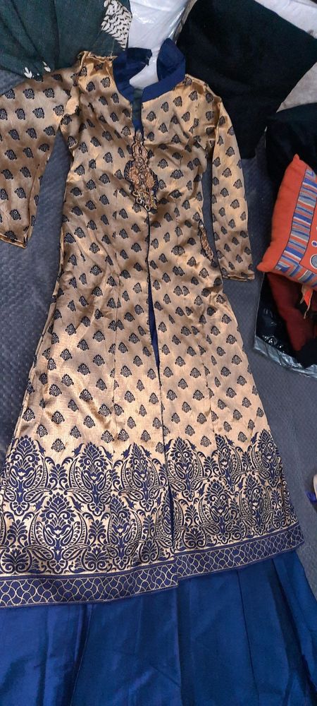 lehnga skirt only one time used. bust 38