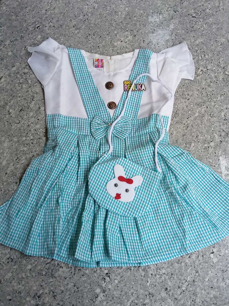 Girl&#39;s Dress With Purse