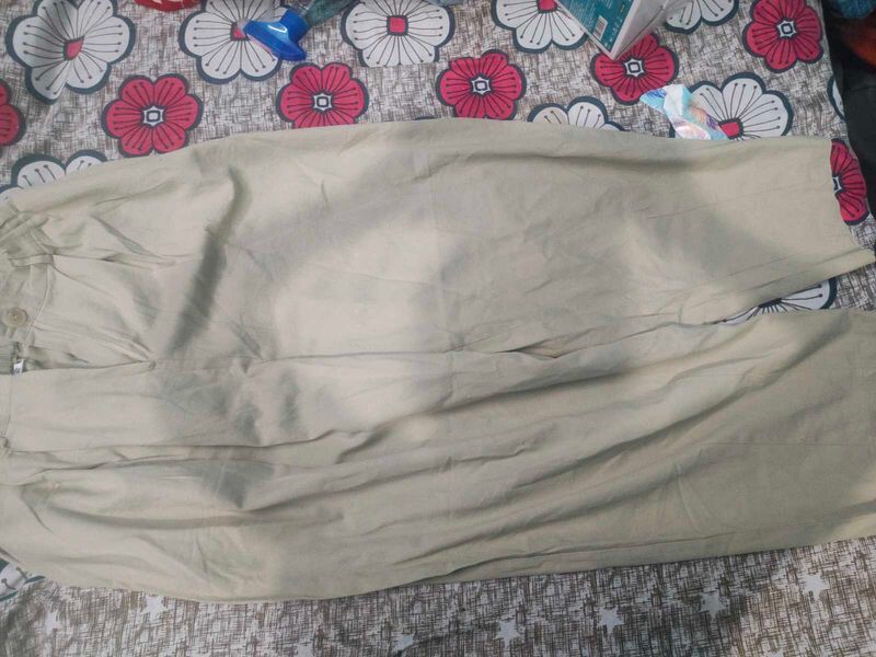 Beige pant dono sides ki picx back and front