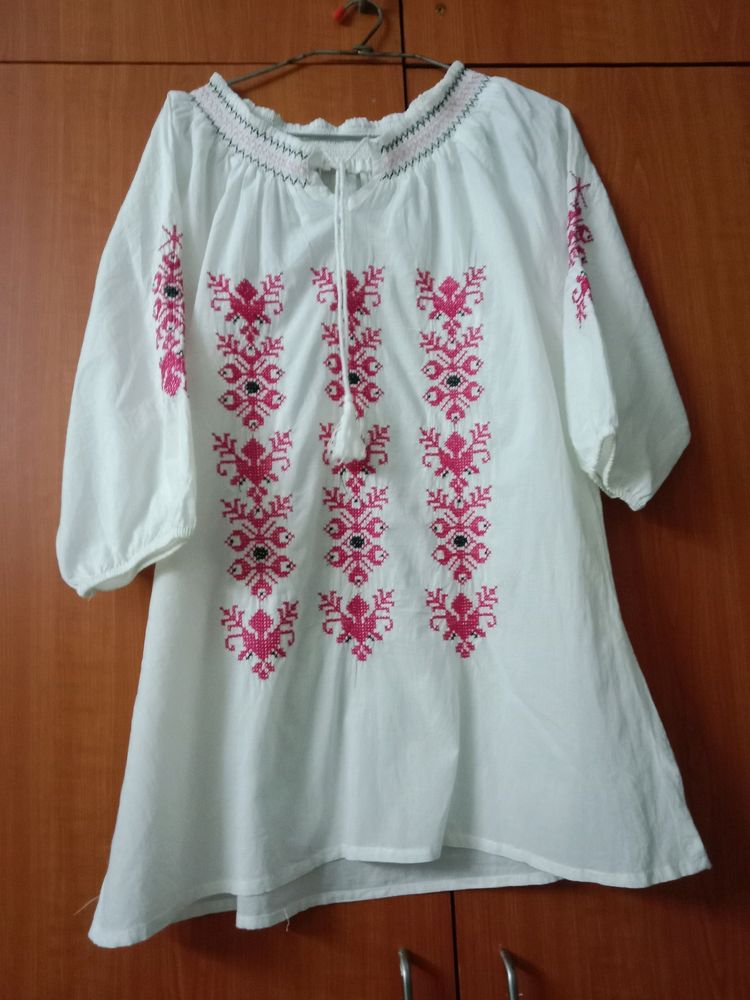 🤩 Embroidered Top