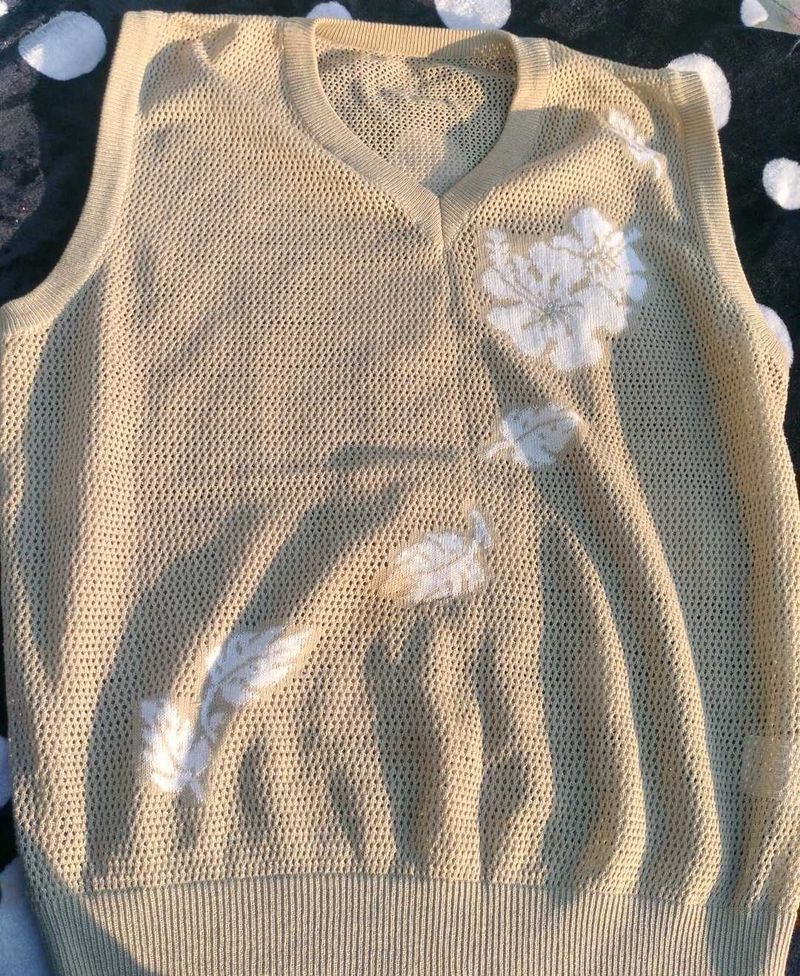 Wollen Top With Cute Flower Detailing