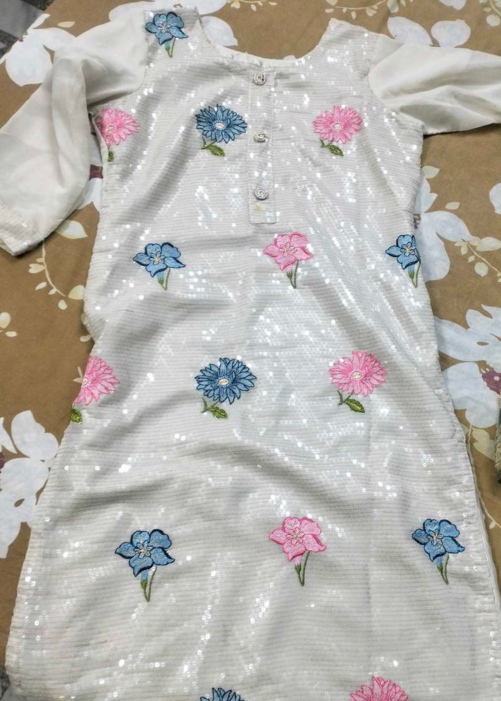 Elegant Floral Embroidered Kurti Set