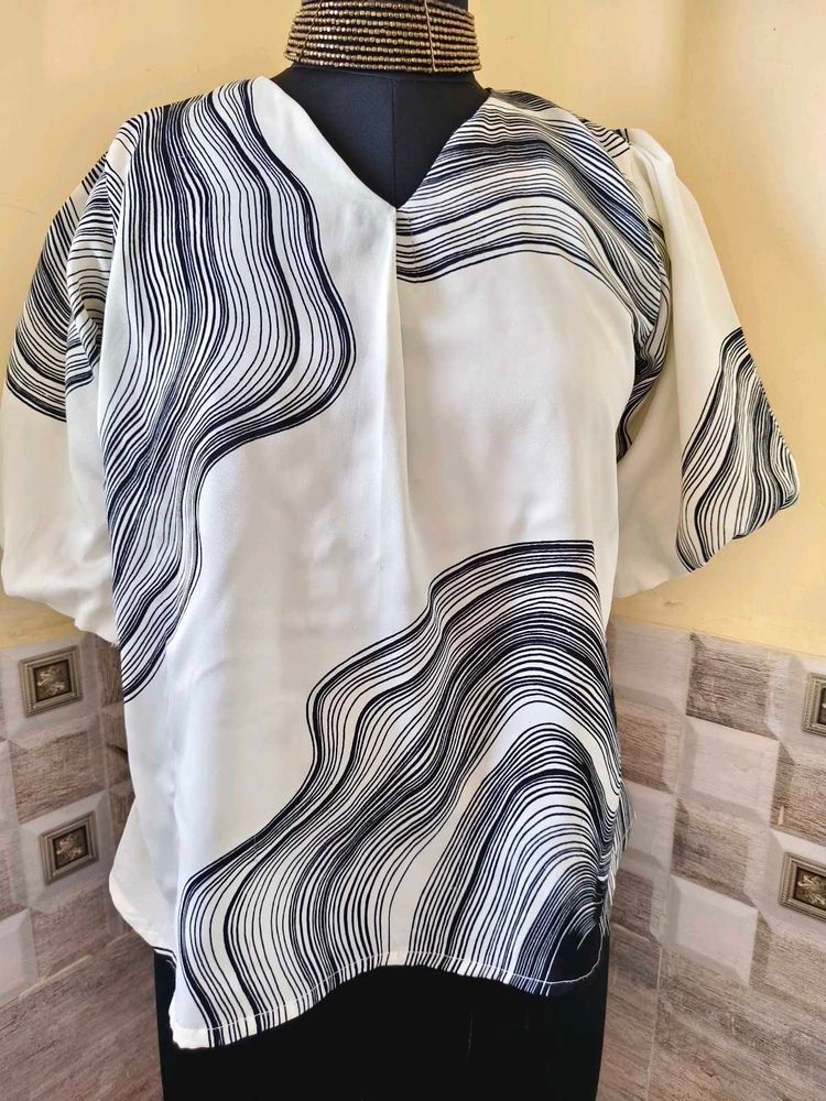 BOGO🎁Buy One Get 1 Free🎁L/XL V-Neck Top