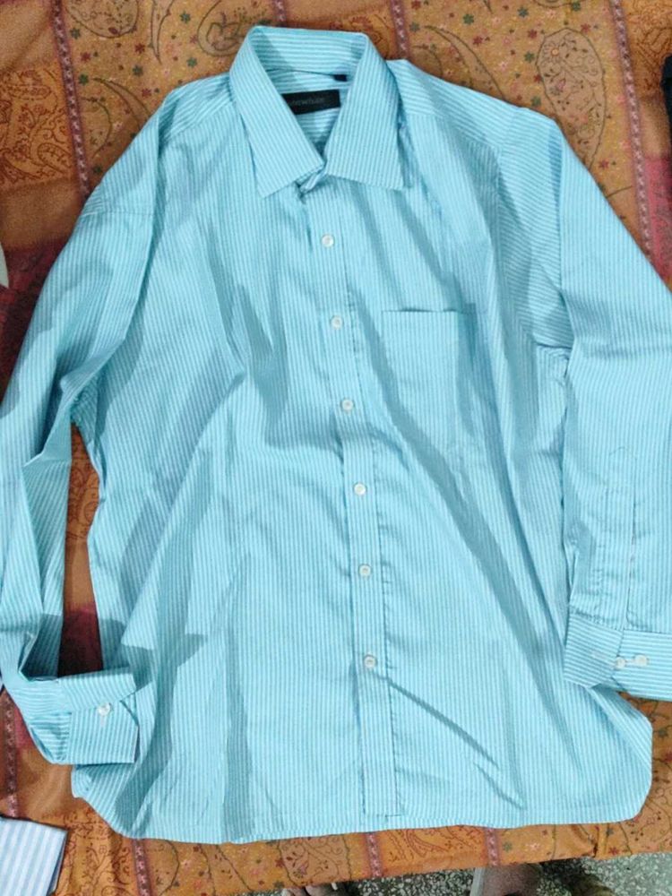 Snow White Shirt in Excellent condition