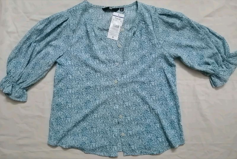 printed top with Puffed sleeves