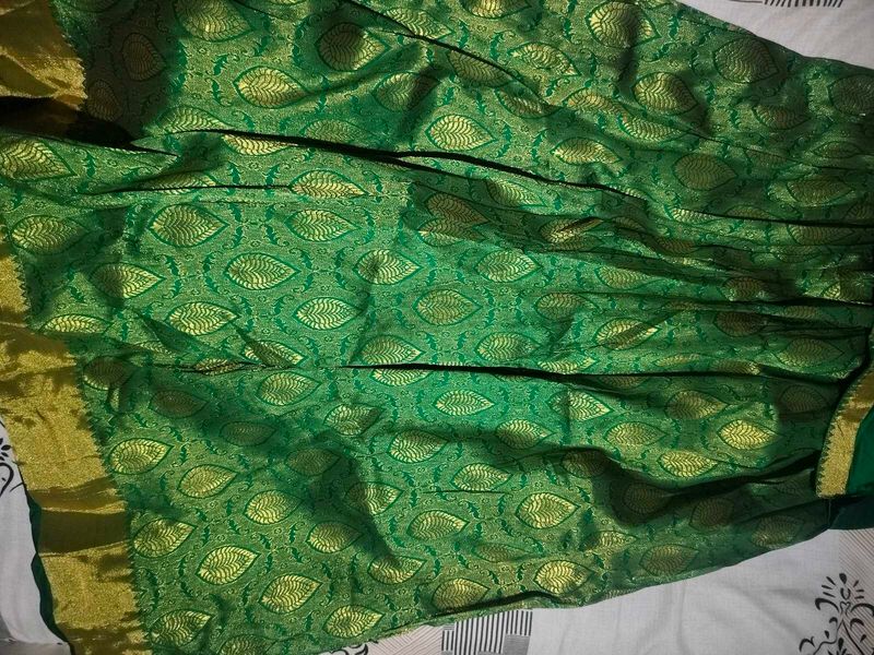 Green pattu pavada