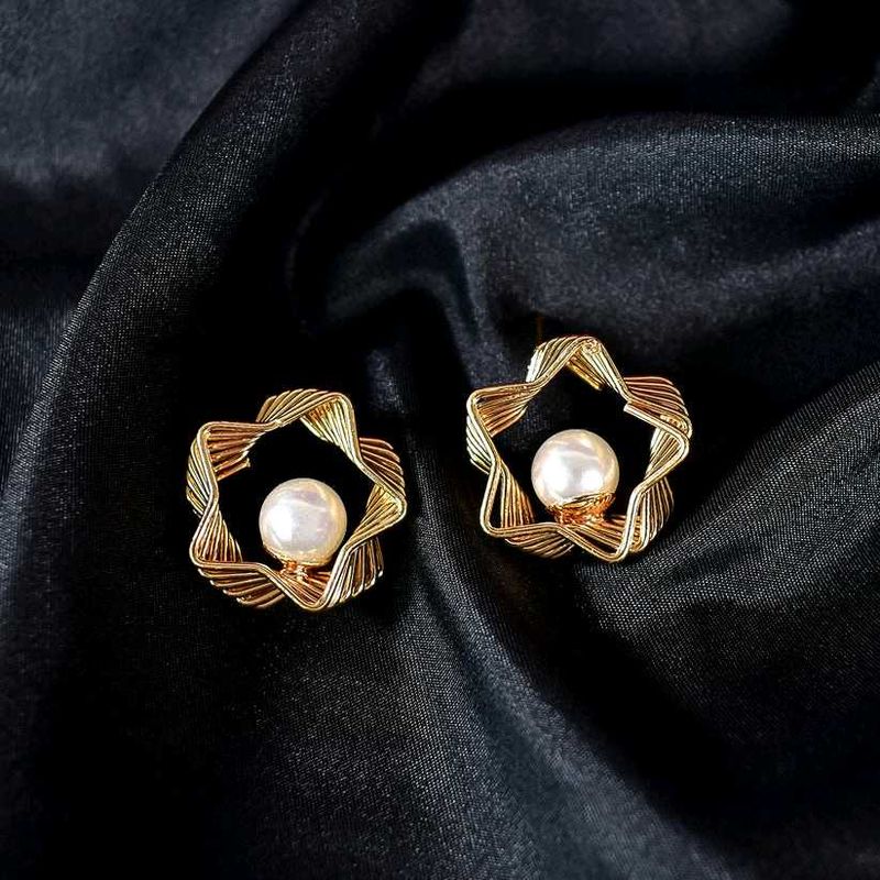 Elegant Gold-Plated Geometric Drop Earrings Pearl
