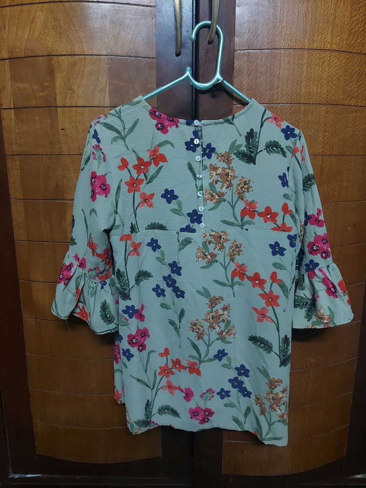 Great Looking Medium Sized Top
