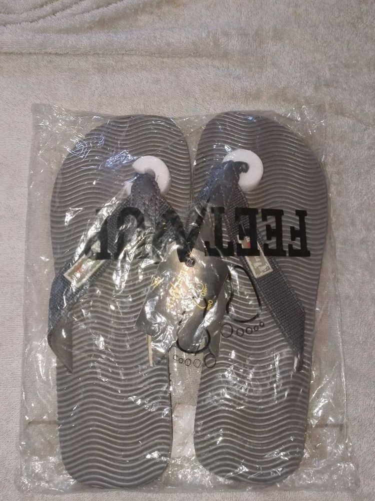 New with Tags: Feet Flip Flops Grey Men
