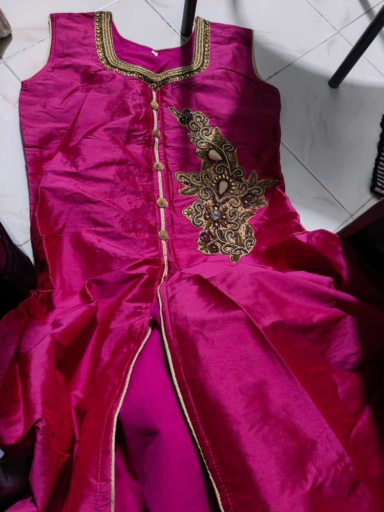 It&#39;s Gown With Golden Lehnga