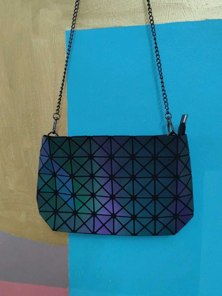 Holographic geometric sling bag😍