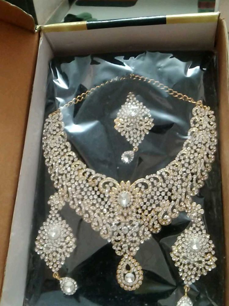 Stunning Crystal Jewelry Set