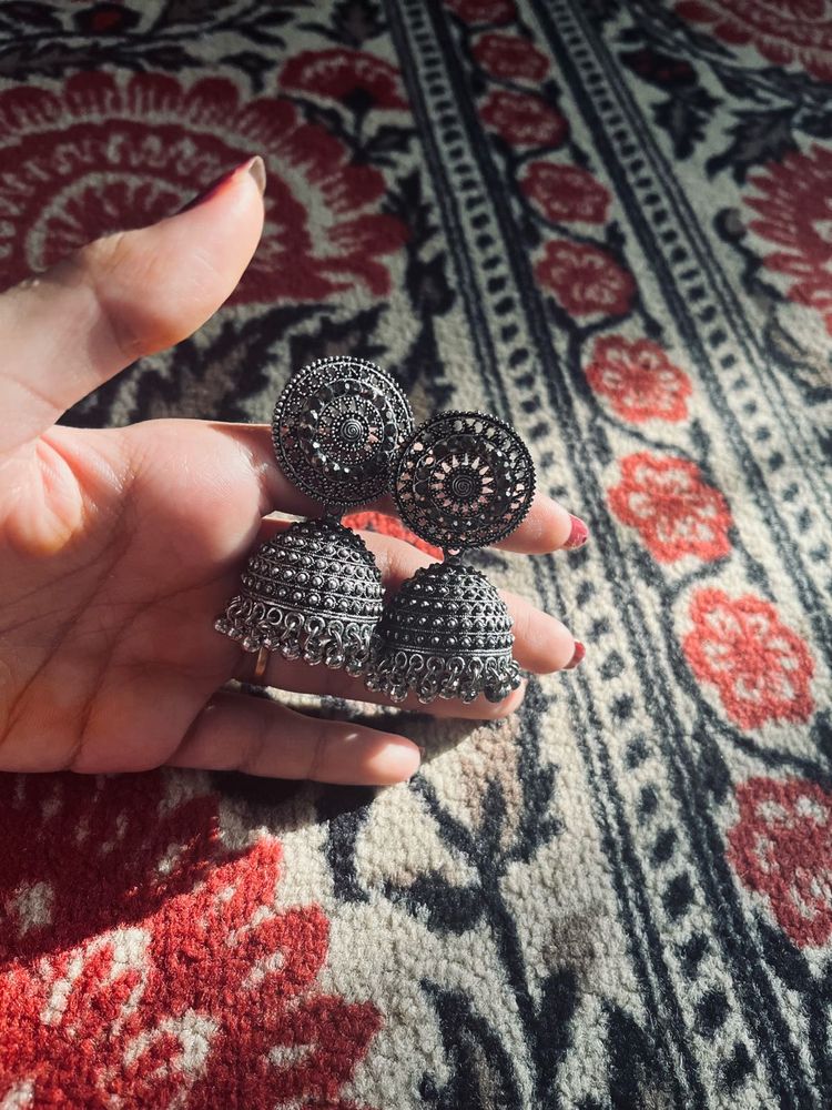 Set Of 2  Beautiful Looking Jhumkas