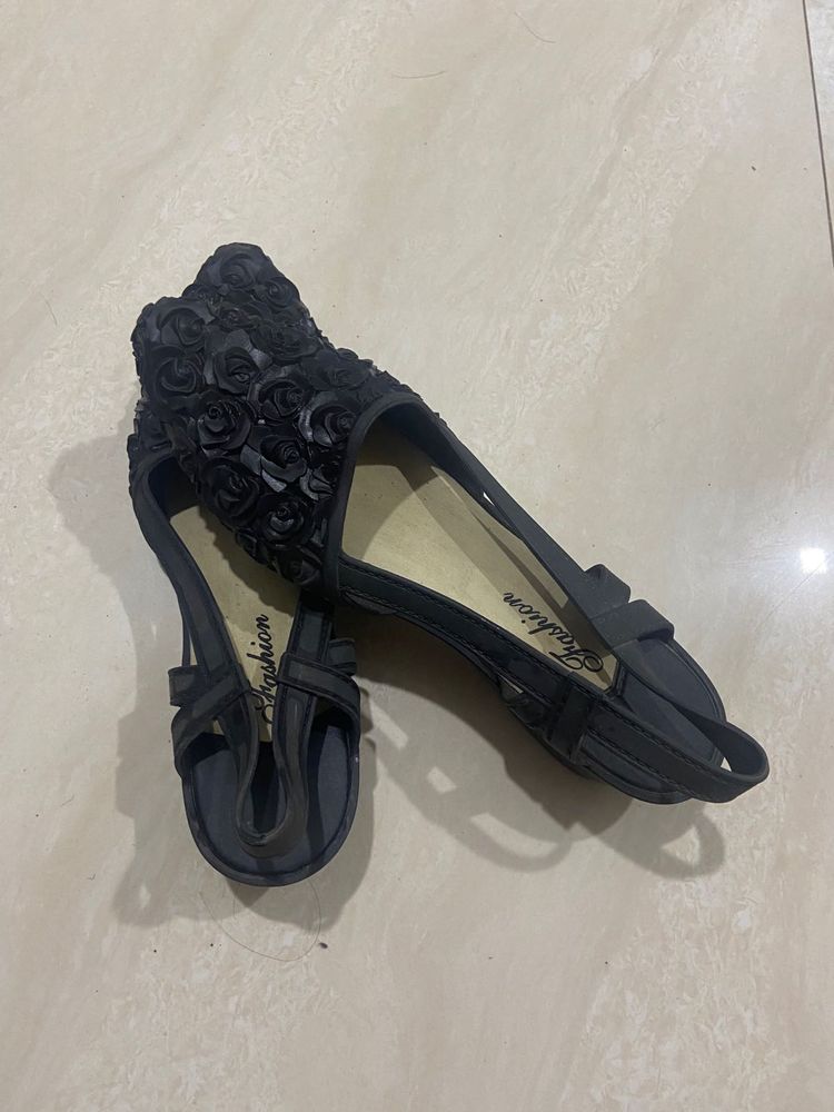 🖤😍Beautiful Black Rose Sandals 😍🖤