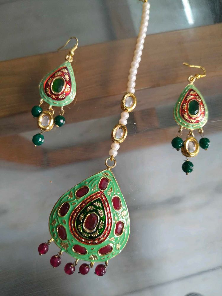 Green &amp; Red Kundan Maang tikka And Earrings Set