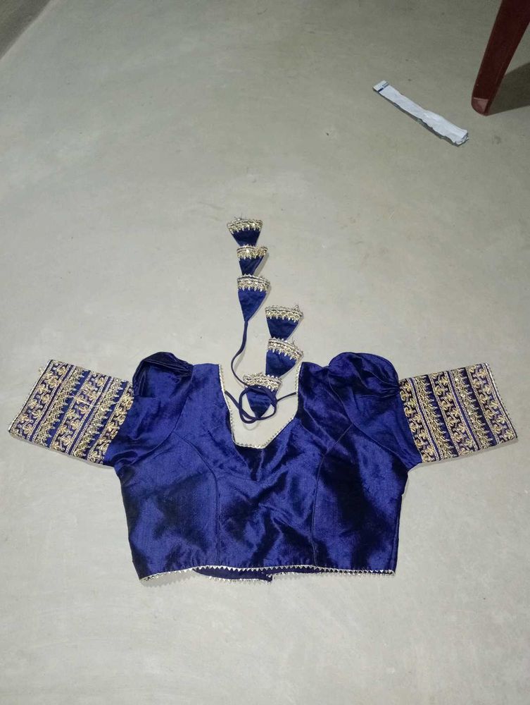 Women Blouse Embroidery Design Good Condition