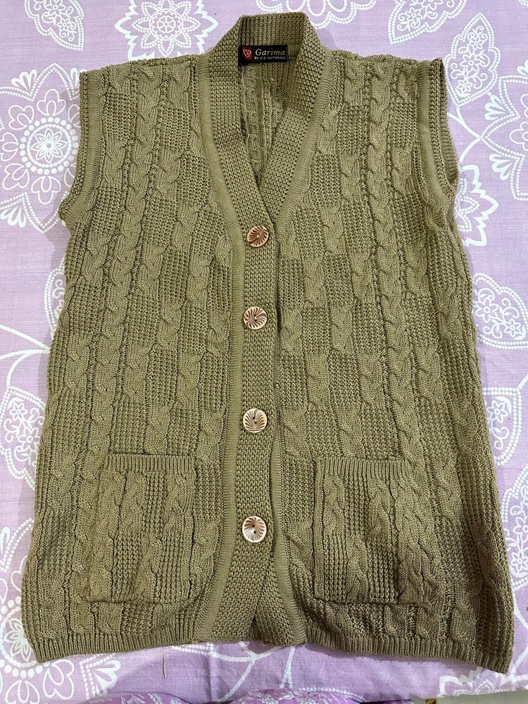 Women Without Sleeve Cardigan