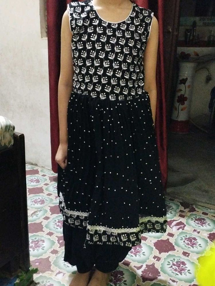 Chic Black &amp; White Sleeveless Ethnic Dress