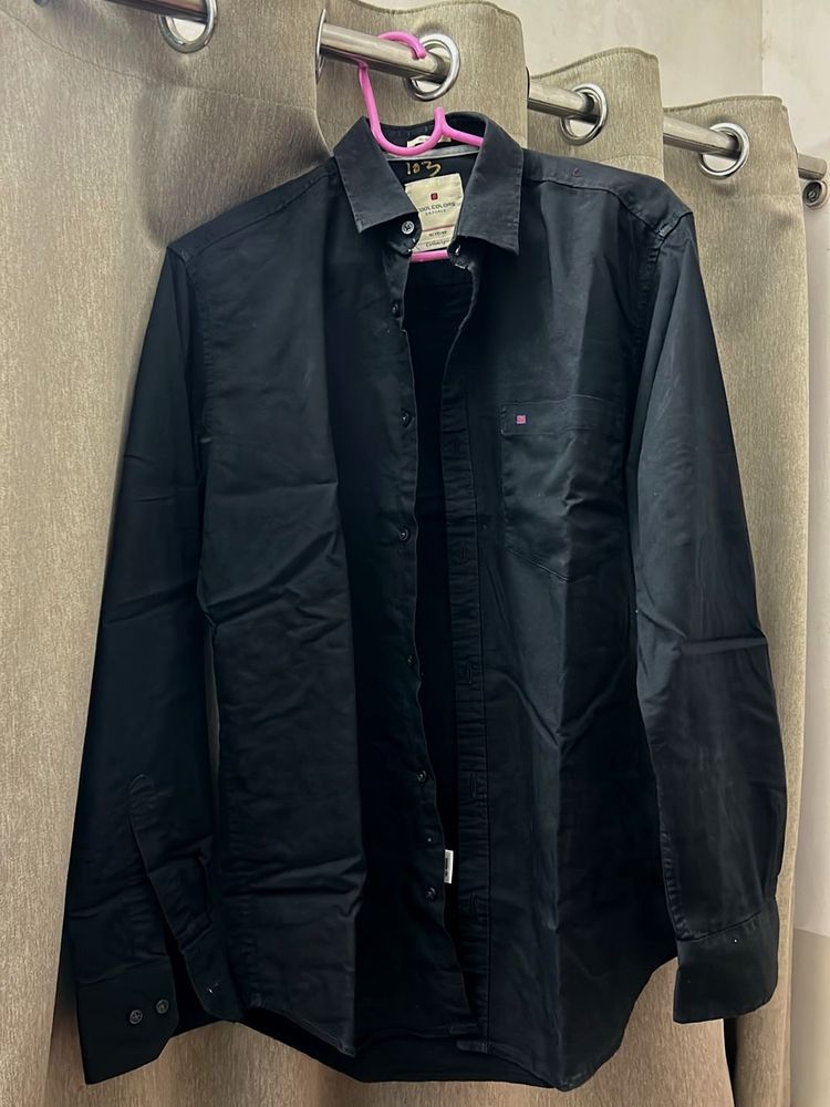 Men&#39;s Black Button-Down Shirt