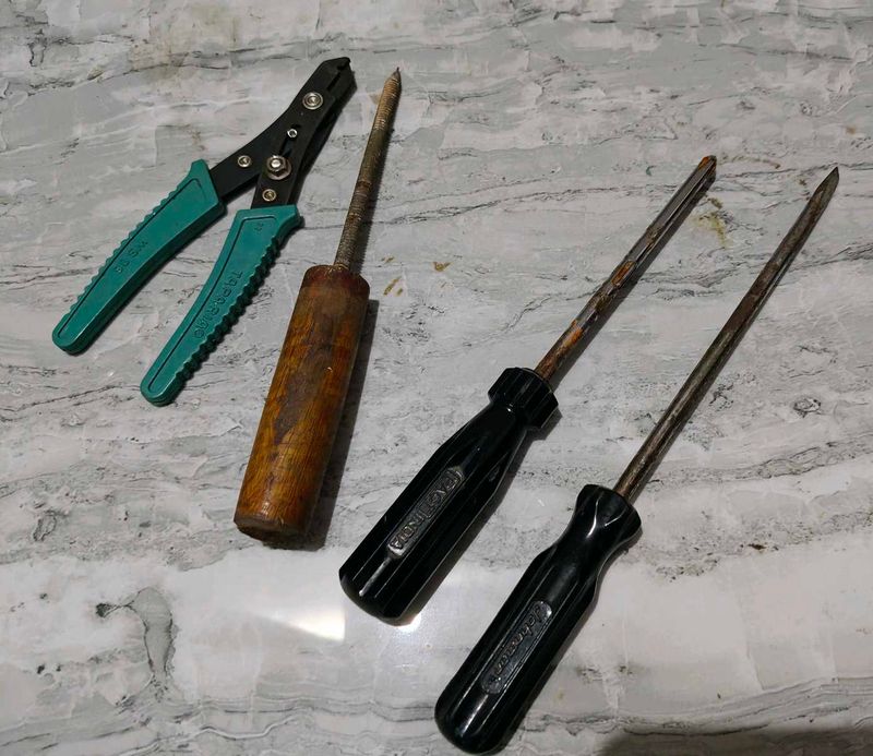 Combo of Screw driver &amp; Wire cutter