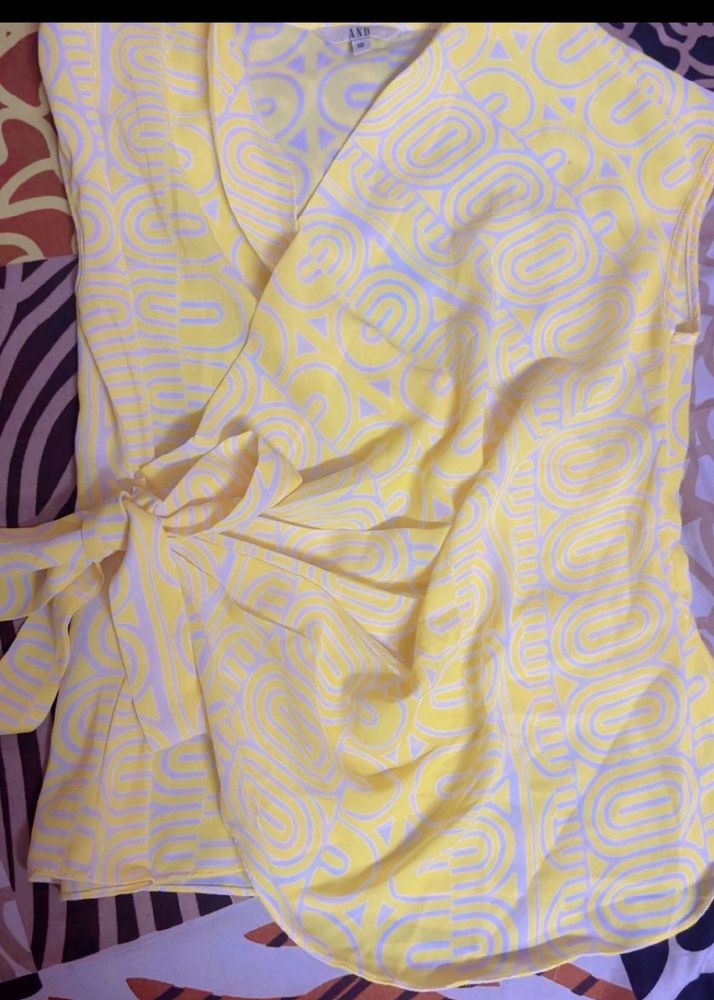 It’s a yellow and white combination top