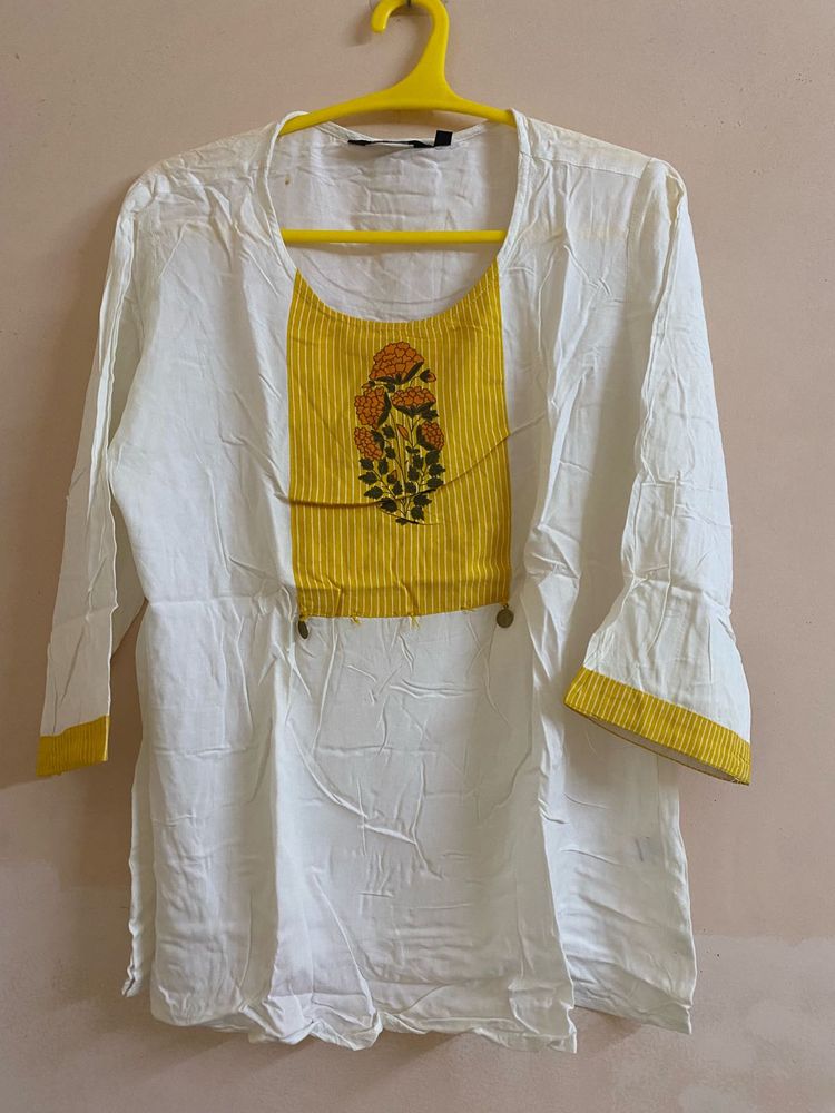 M33- Women White &amp; Yellow Floral Top