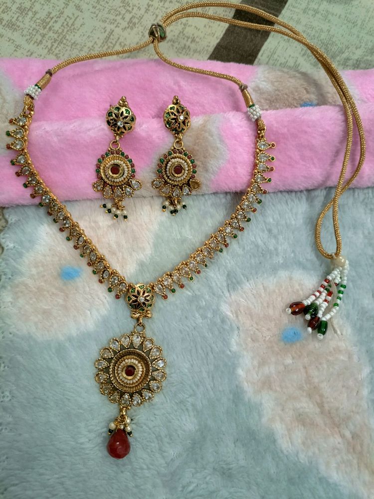 Elegant Gold-Tone Necklace &amp; Earring Set