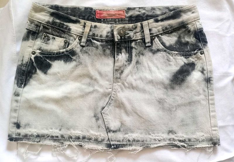 denim mini skirt !