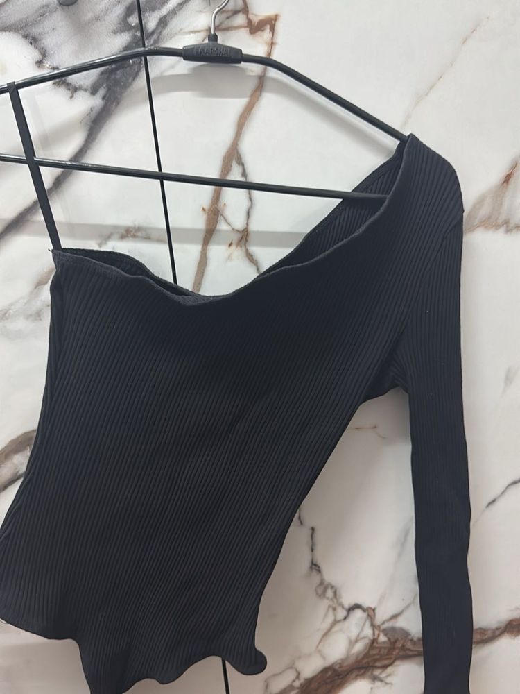 Chic One-Shoulder Top