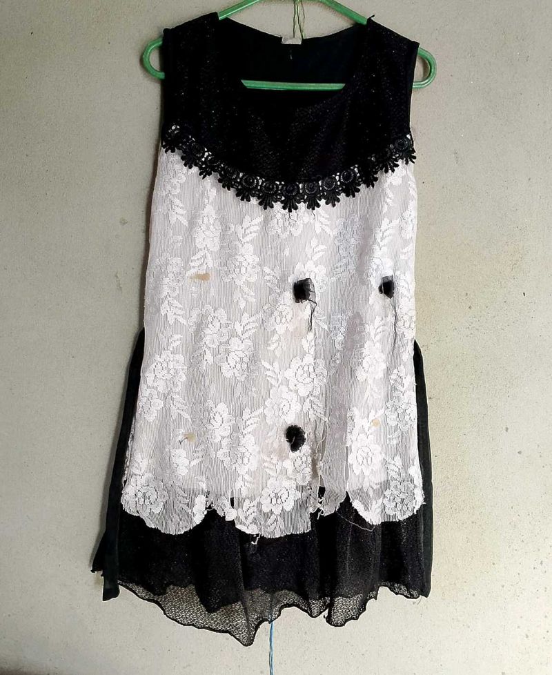 Black &amp; White Lace Dress. Thori Fati Huiyi Hai.
