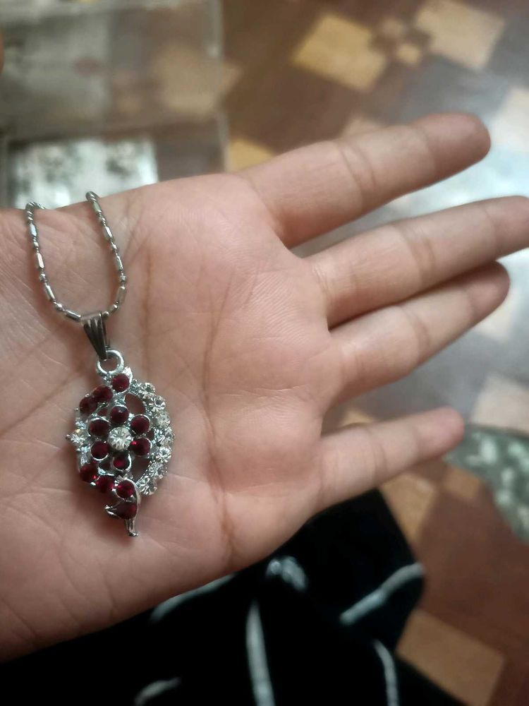 Elegant Floral Pendant Necklace