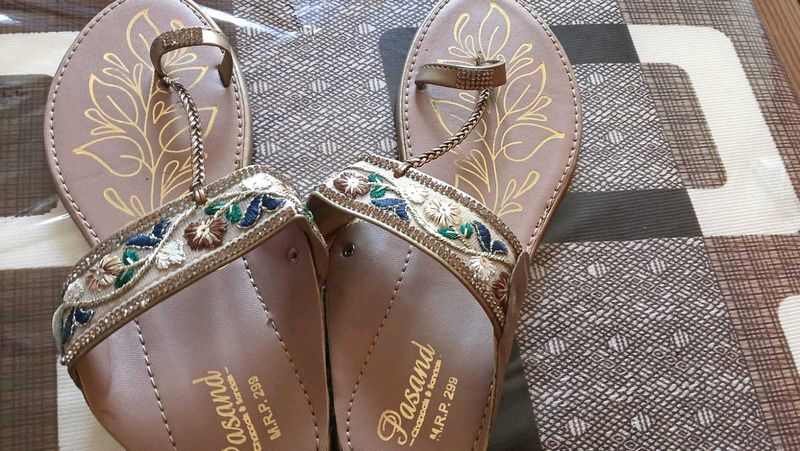 Beautiful Embellished Toe Ring Sandals