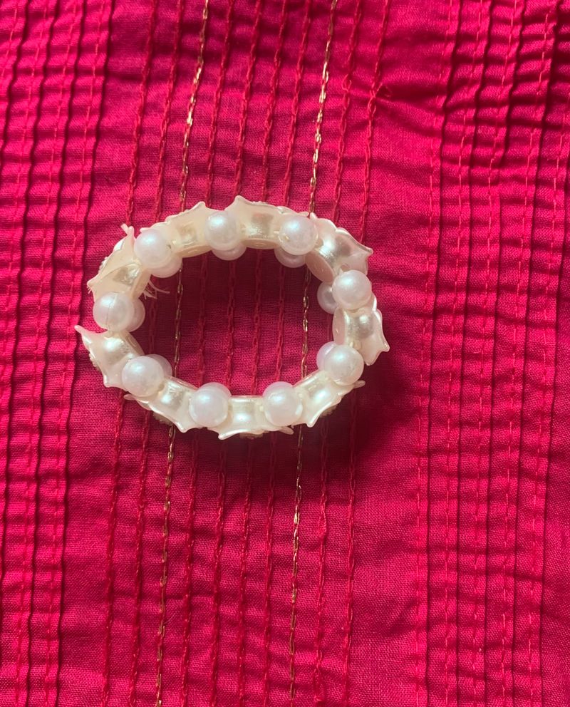 Elastic white hair bun and bracelet (two in one us