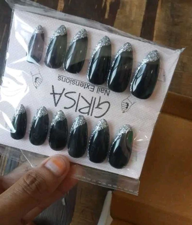 Girisa Black Glitter Nail Extensions