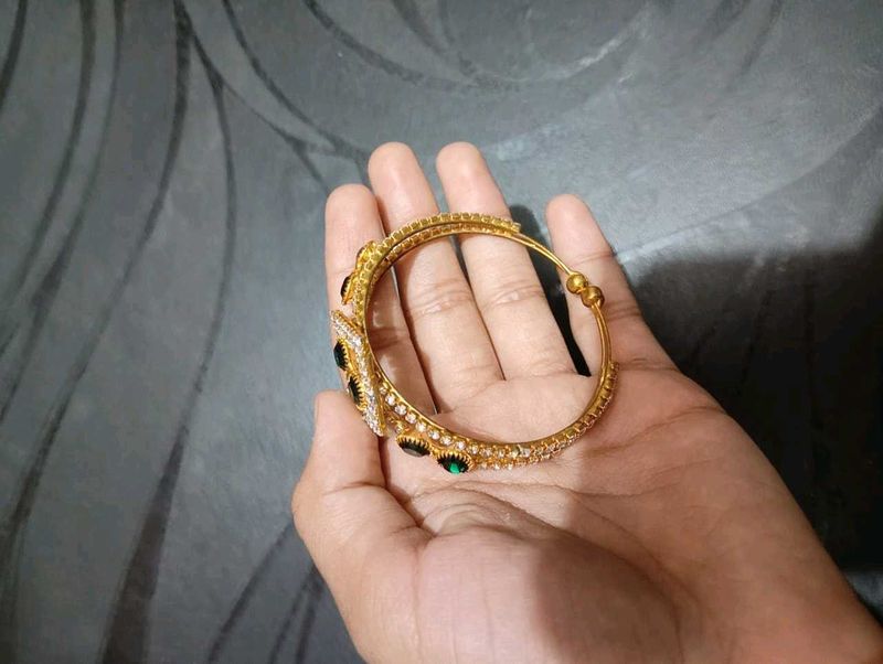 Elegant Gold Bangle