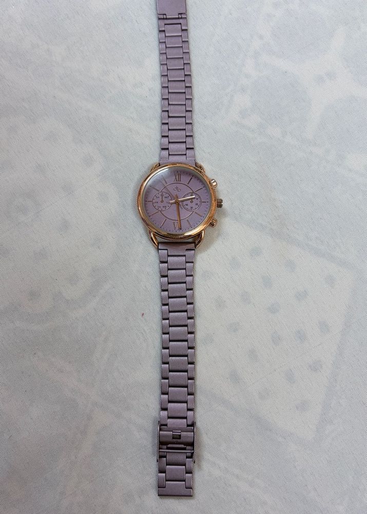 Elegant Lilac Wristwatch