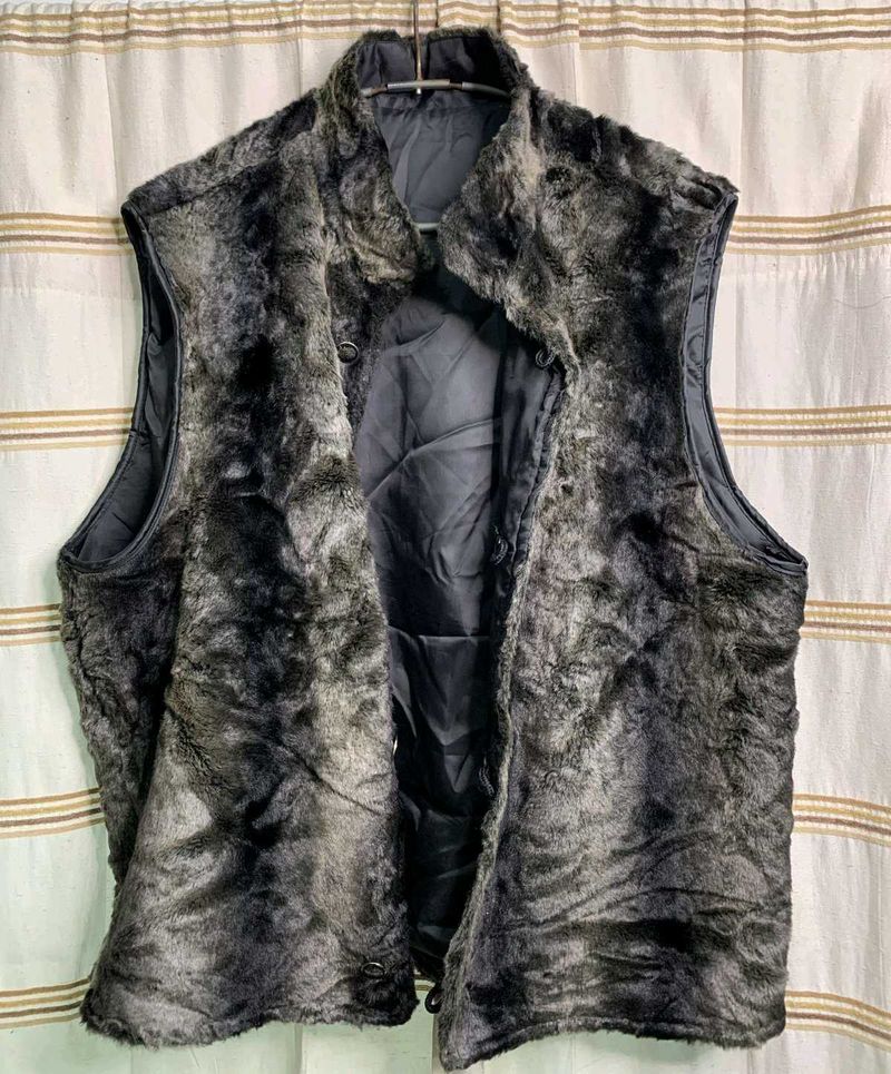 Half Sleeves Fur Jacket In Good Condition