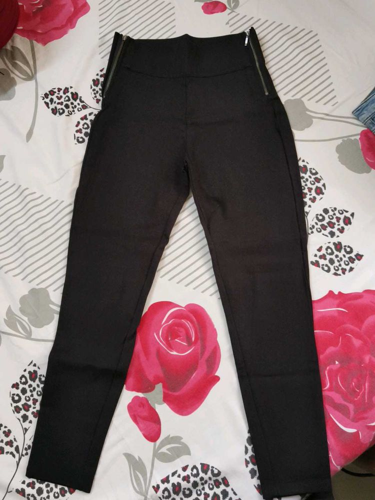 Black Pants with Zipper Detail