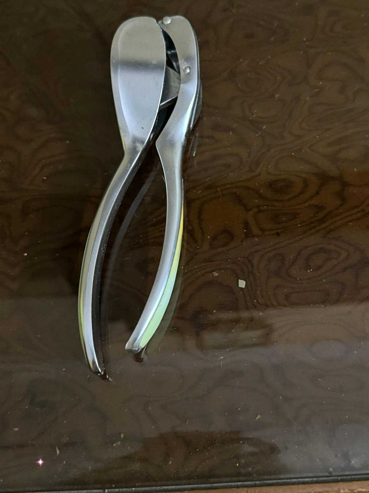 Kitchen garlic press