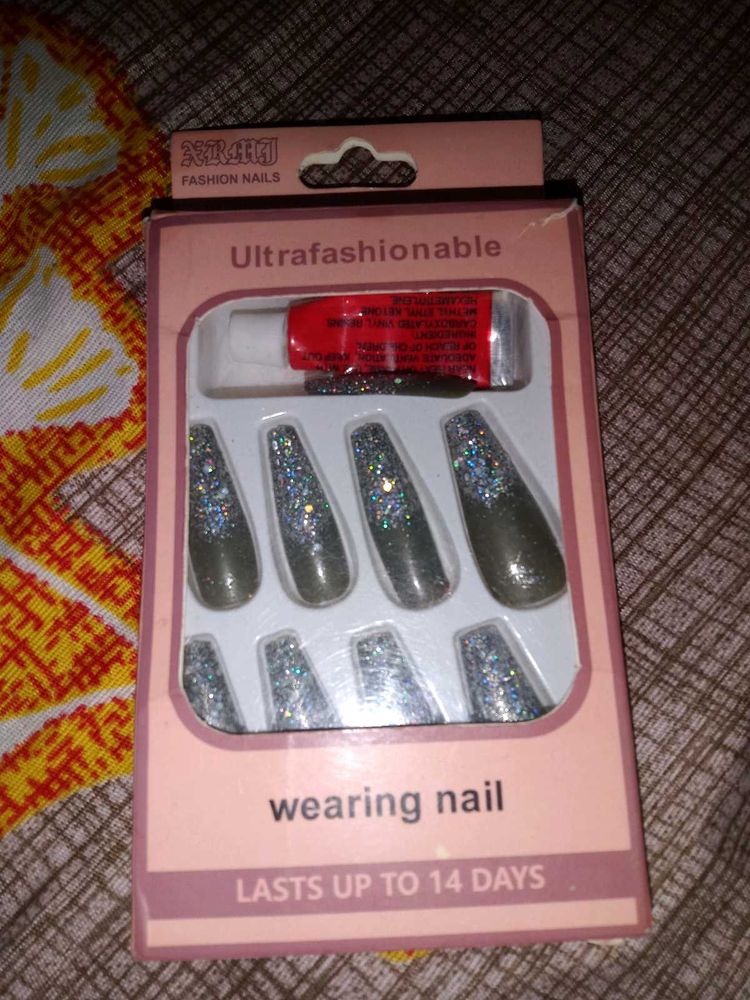 Sparkly Press-On Nails