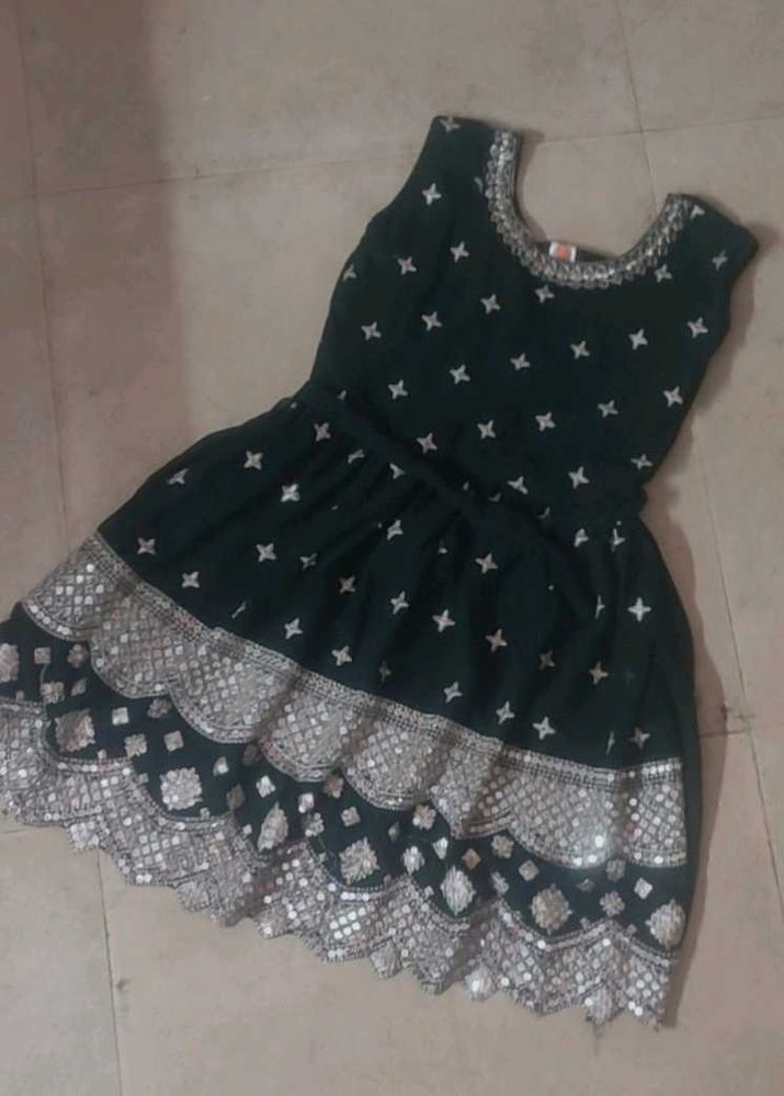Elegant Dark Green Dress 🥻