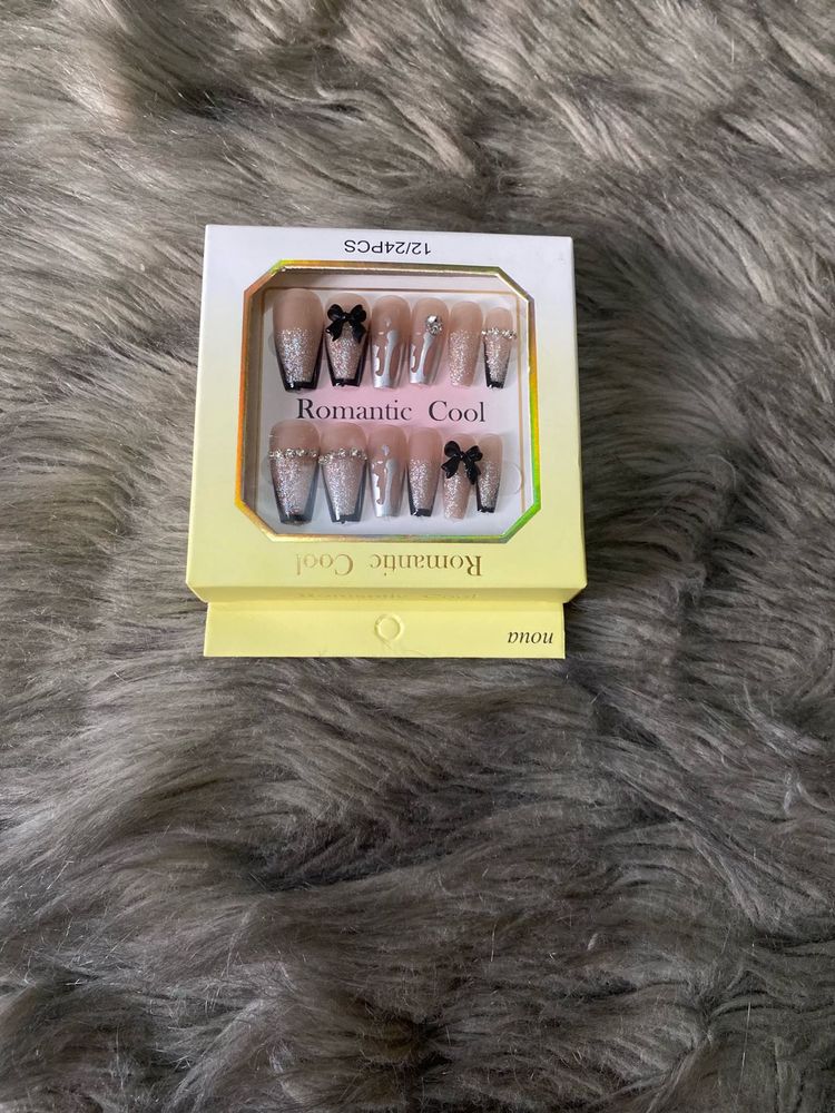 Nails Press On/Temporary