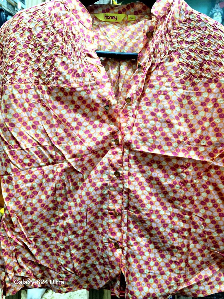 🌸 Soft Floral Button-Down Top