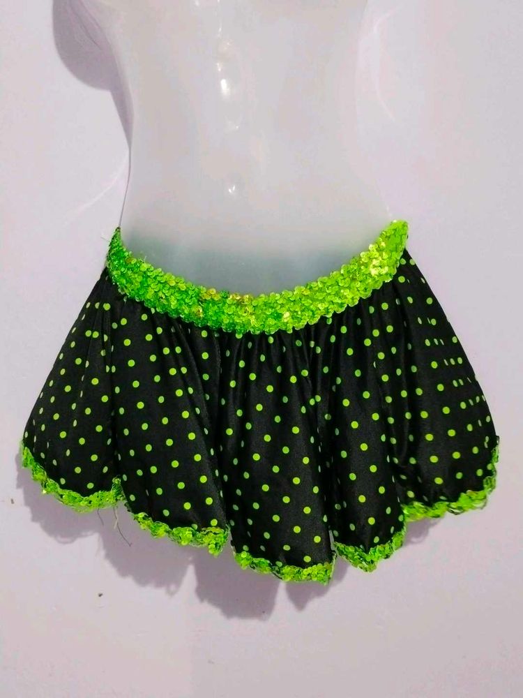 DAMN CUTE SHORT SKIRT