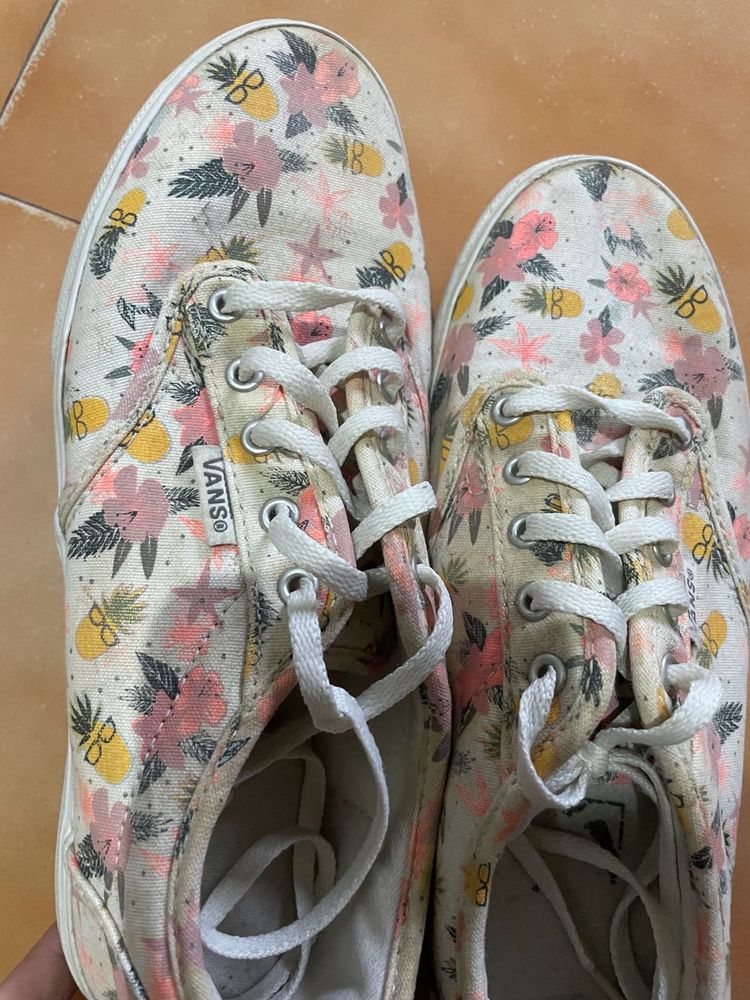 Vans Floral Shoe In Affordable Price🧸