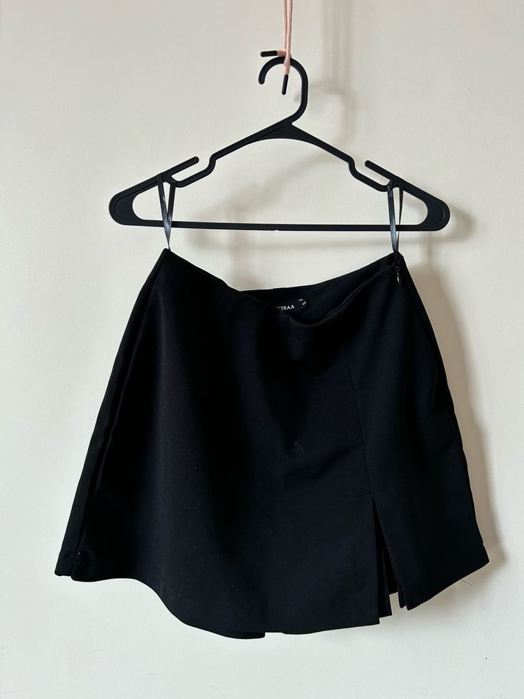 Chic Black Mini Skirt