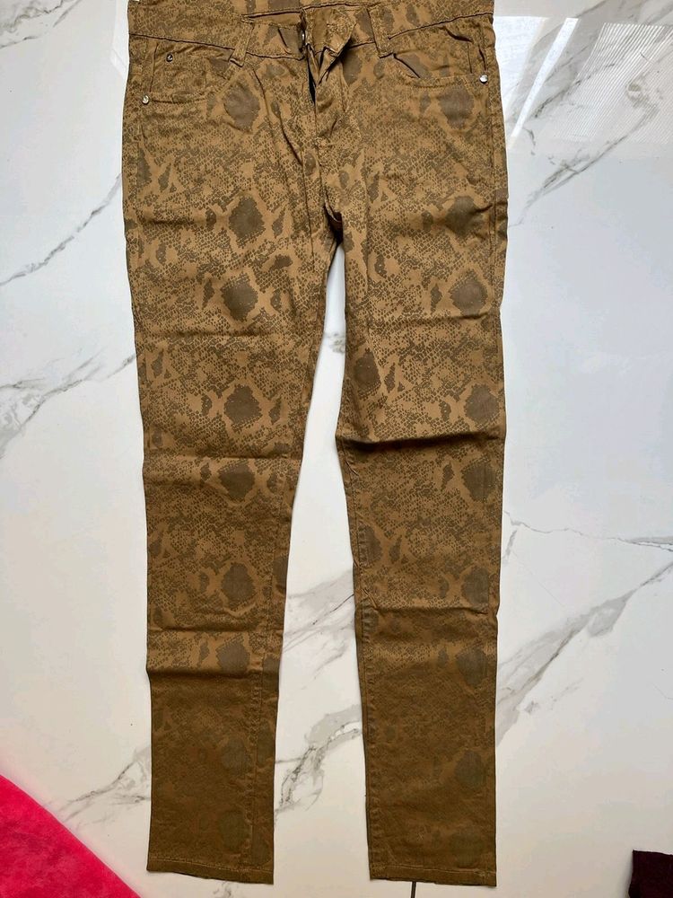 Skinny Jeans With Embossed Print