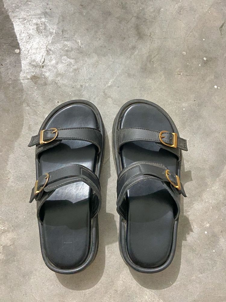black platform sandal 👡