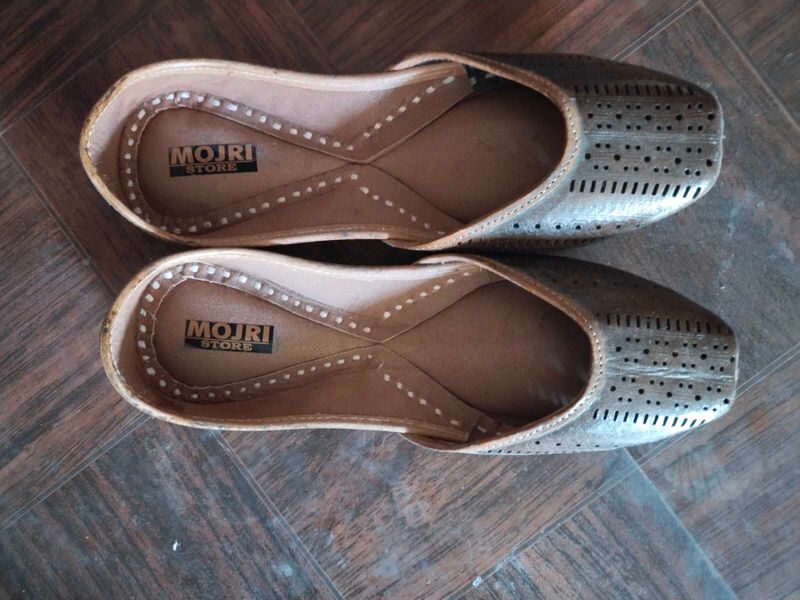 Pure Leather Juttis For Women